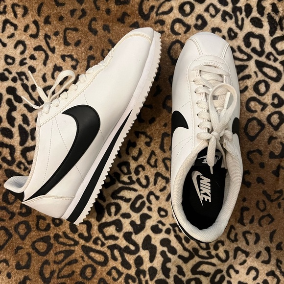 Nike Women's White and Black Sneakers - Picture 2 of 4